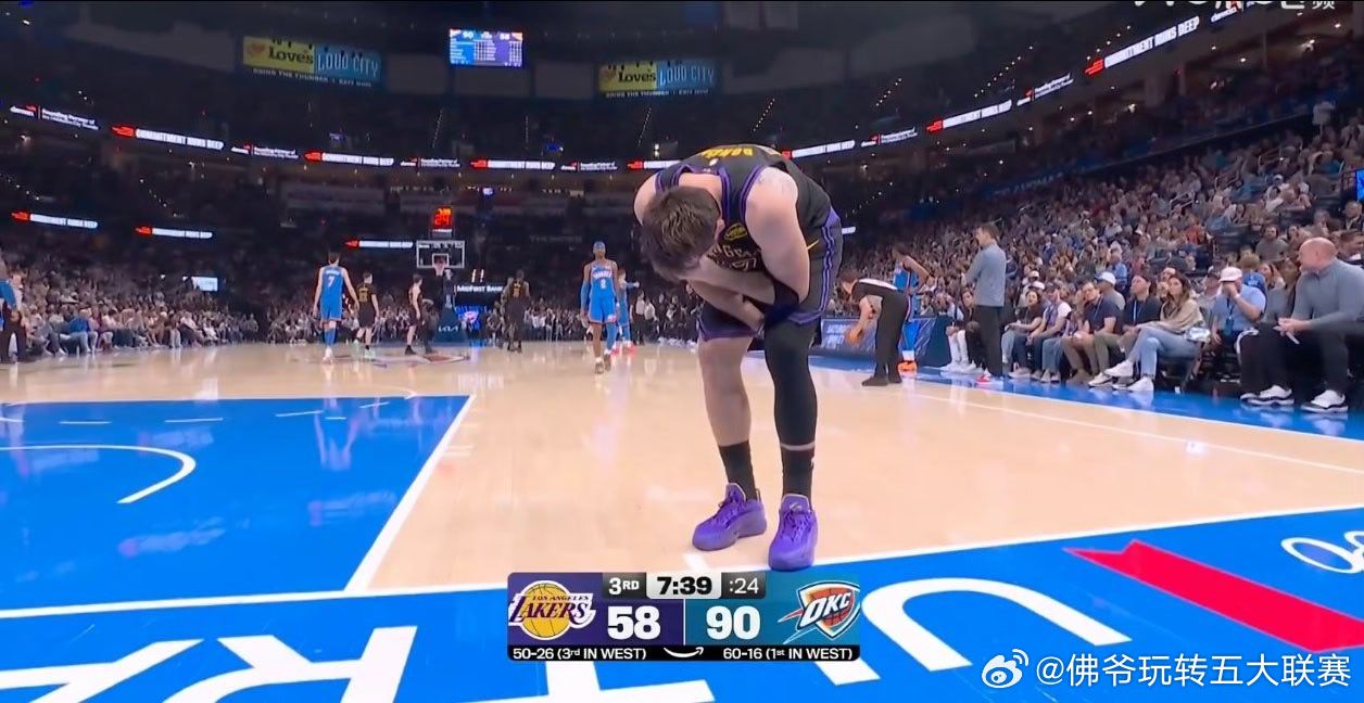 晴天霹雳！东契奇无对抗左腿筋拉伤伤退，湖人43分惨败雷霆，MVP+季后赛前景蒙尘