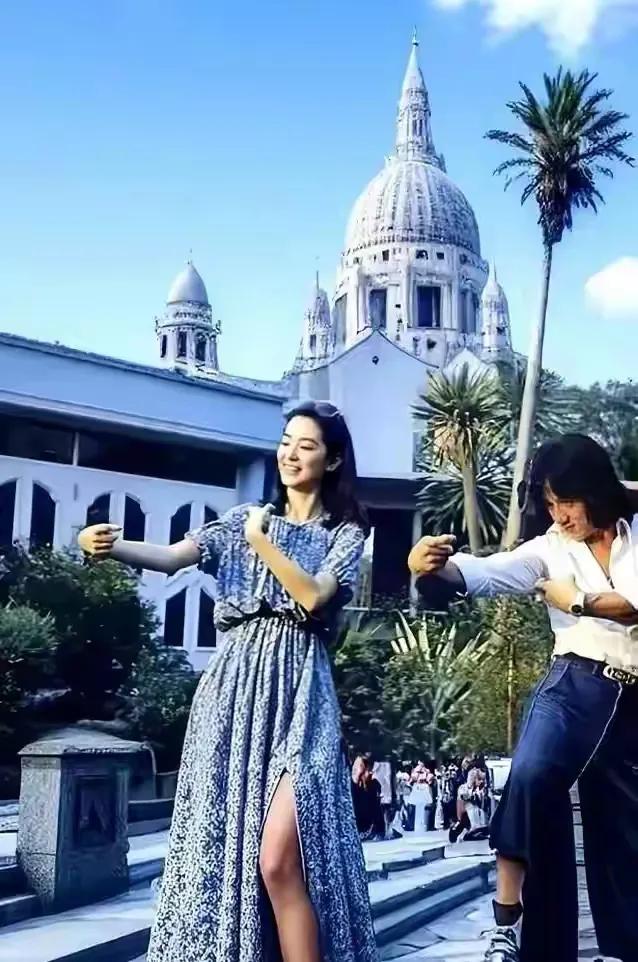 这张照片拍摄于1985年，那时候的林青霞和成龙都是年轻靓丽和帅气的青春时光，林青