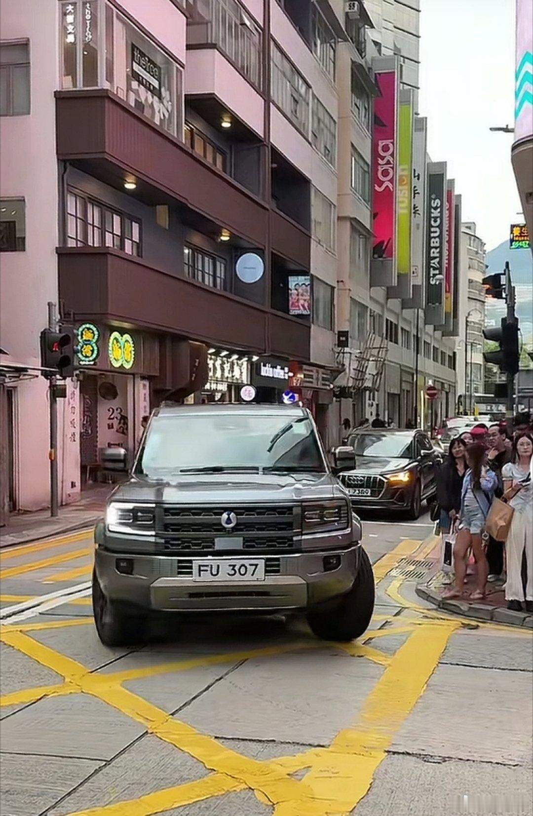 香港铜锣湾惊现腾势B5，也就是国内的豹5，你觉得豹5+腾势标好看？还是方程豹标好