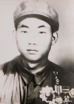 1952年，上甘岭战役中，一名新兵守阵地时，见美军冲来十分慌乱，忽然瞥见敌指挥官