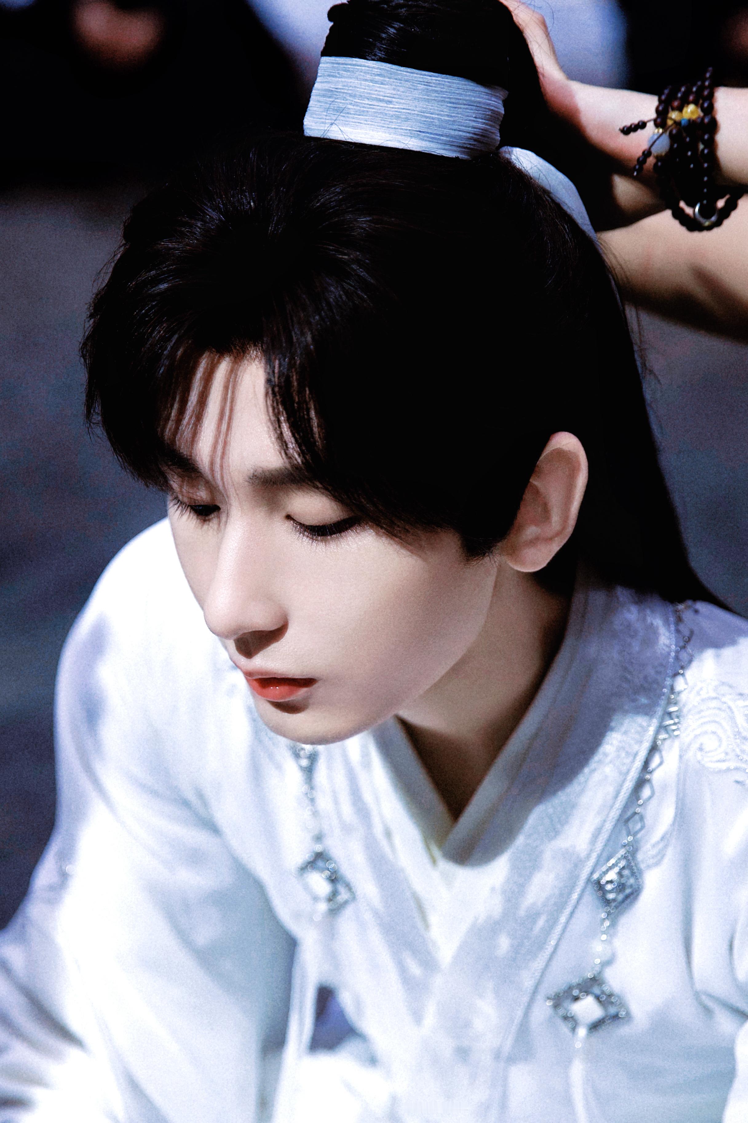 爱就是心疼。你可以喜欢很多人，但心疼的只有一个 ——周国平《风中的纸屑》 