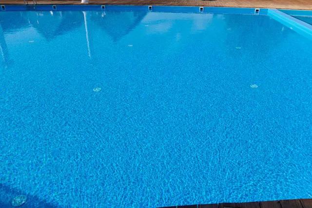 雪花似玉落满池
相思无尽化成词
忧烦心事谁与诉
化作春风梅红诗