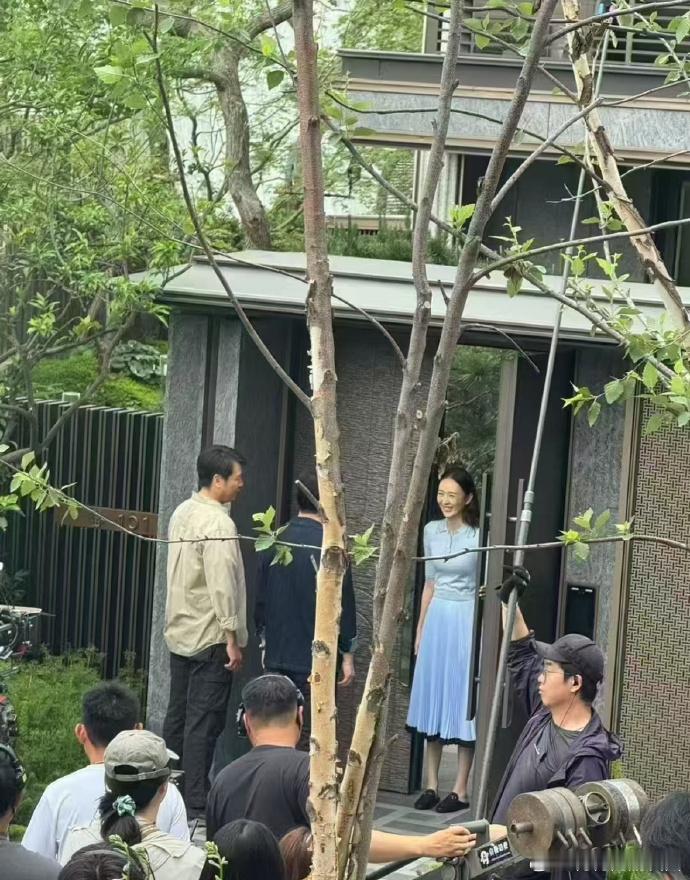今日份惊喜！疑似潘粤明新剧拍摄现场，悬疑氛围拉满。是《隐秘的对决》续集？还是全新