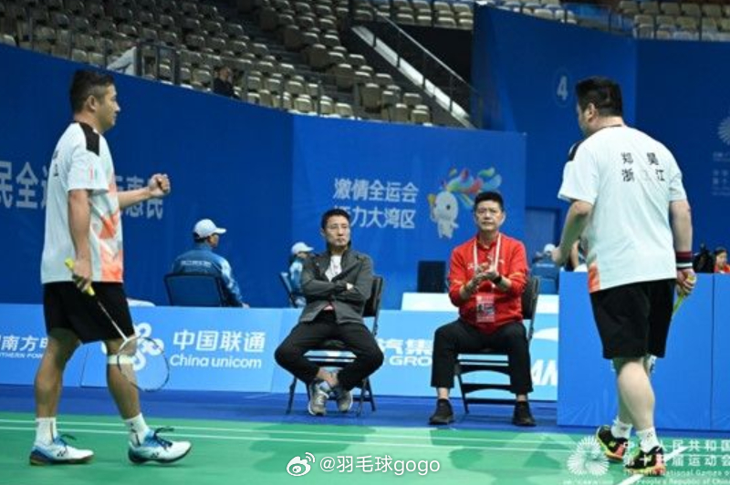 【十五运会羽毛球赛场上的“合家欢”故事】羽毛球不仅是一项强身健体的大众运动，更是