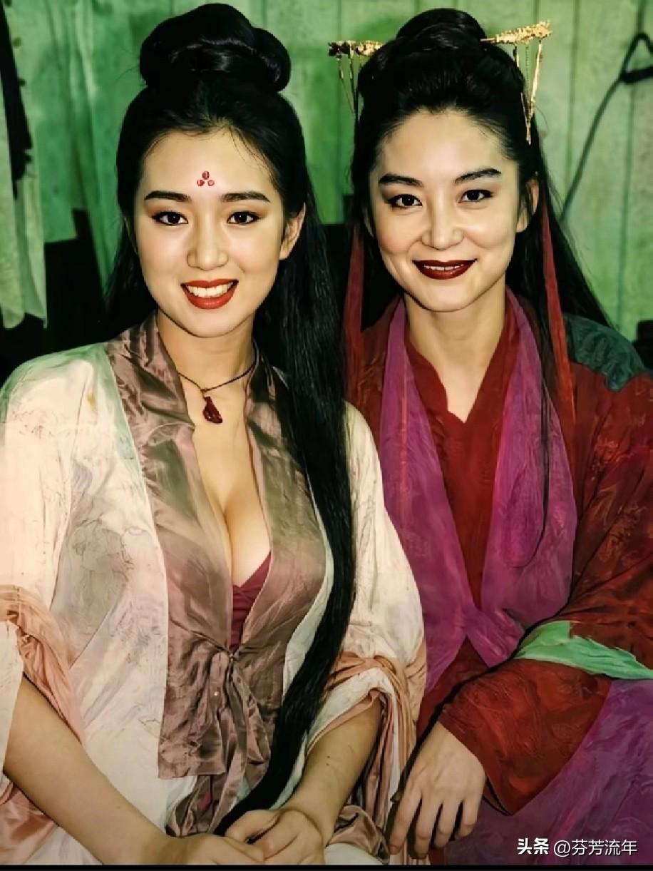 林青霞与巩俐古装照合影，拍摄于八十年代。此时，巩俐28岁，眉目如画，艳若桃李。林