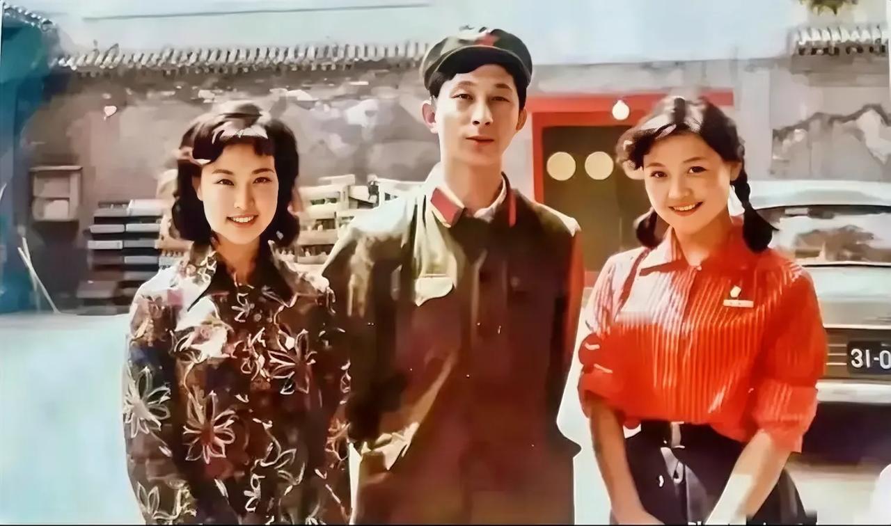 这张照片，除了两边的刘晓庆和陈冲，中间这位男士一直无人道出真谛。
那么，他，究竟