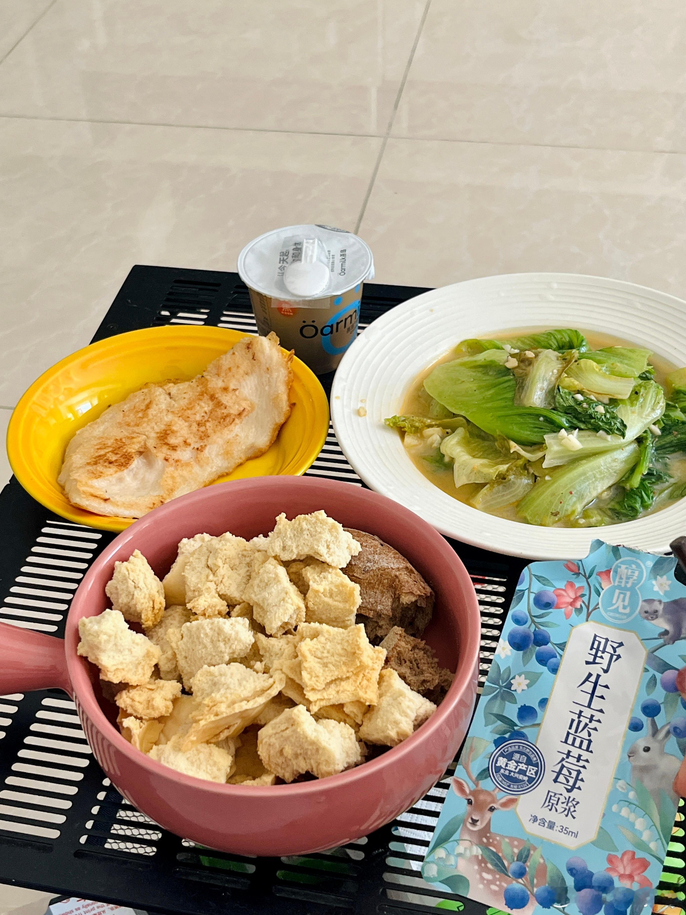 中午饭。我老公问我吃了什么，我be like：如图。他：你一定会瘦的。其实，我已