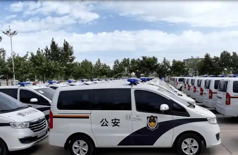 路过老派出所大院，很多人都会留意到角落停着一台旧警车，车漆发黄斑驳，警灯早就失效