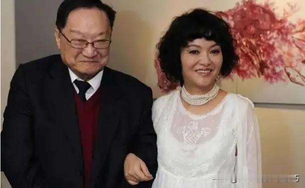 1976年，52岁金庸爱上16岁林乐怡，誓要离婚，谁料妻子朱玫冷冷道：可以离婚，