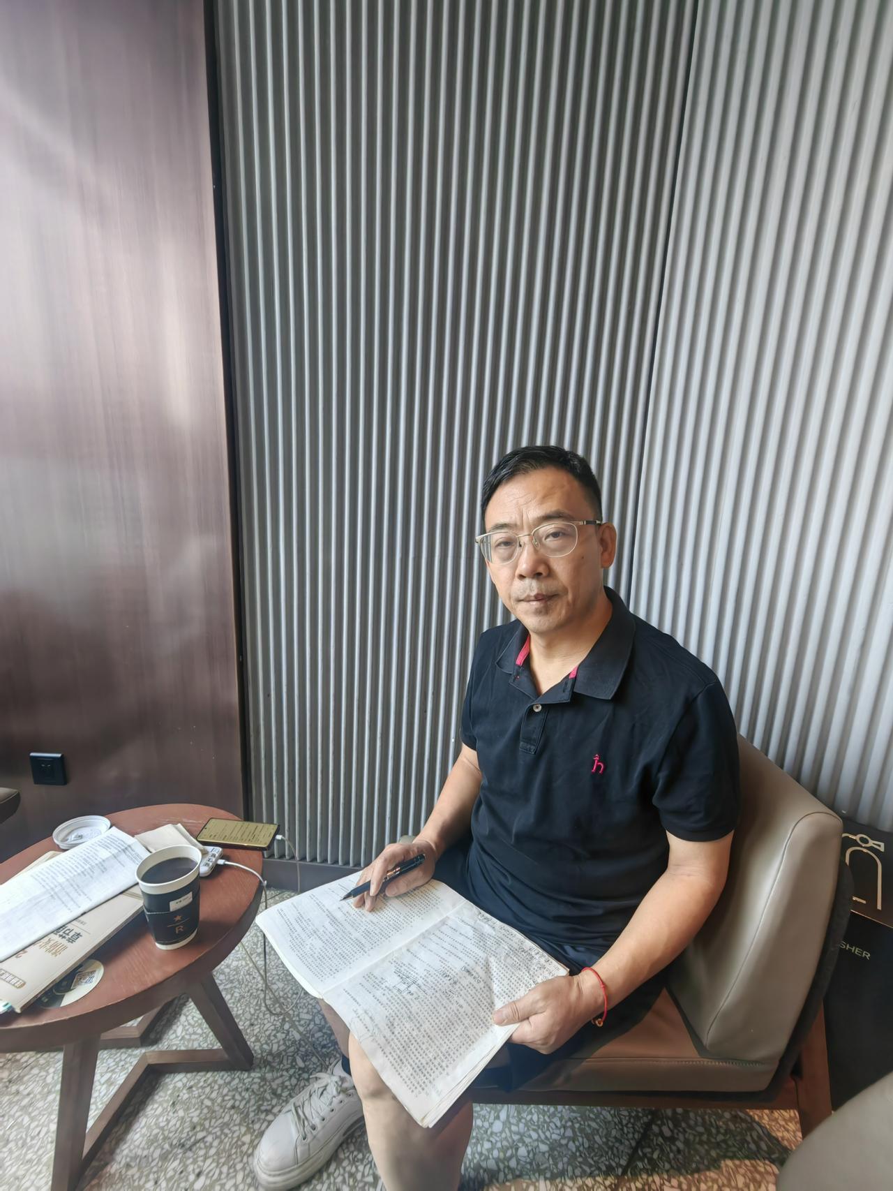 周末到咖啡馆里来学习看书，咖啡馆里的学习氛围很浓，有考研的、考公的、考法的、考编