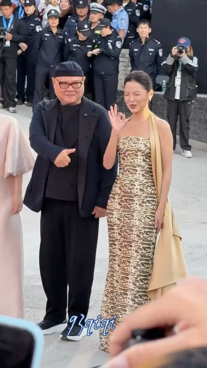 辛芷蕾小品人怎么粉丝也给我演小品哈哈哈哈哈哈哈哈哈哈，整齐划一的“影后”把蕾子急