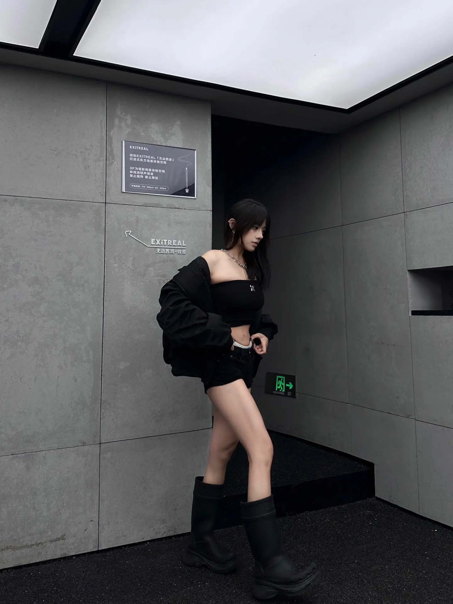 包容万物的黑。宽松挺括的外套 是酷和慵懒的标配