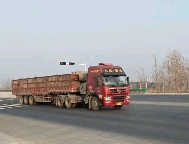 河南这国道车辆闯红灯问题太严重了！鹤壁市浚县新通车的107国道，车辆随意闯灯，周