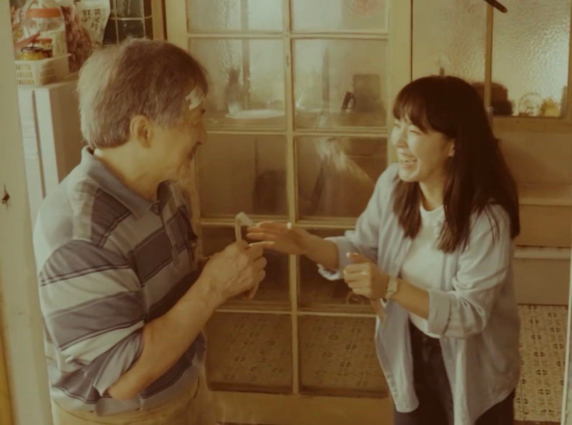 家人永远是最真诚的夸夸团 《过家家》里的细节太戳心了，成龙生日时大家的小心思，电