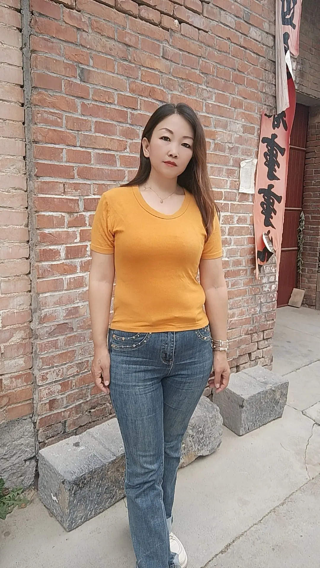 穿着一般，生活简单，不是别人羡慕的模样，只想平平淡淡的做好自己。正能量