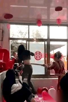 那哥们儿从窗户翻进来的时候，我真觉得，这婚不结也罢。
一身笔挺的西装，头发肯定也