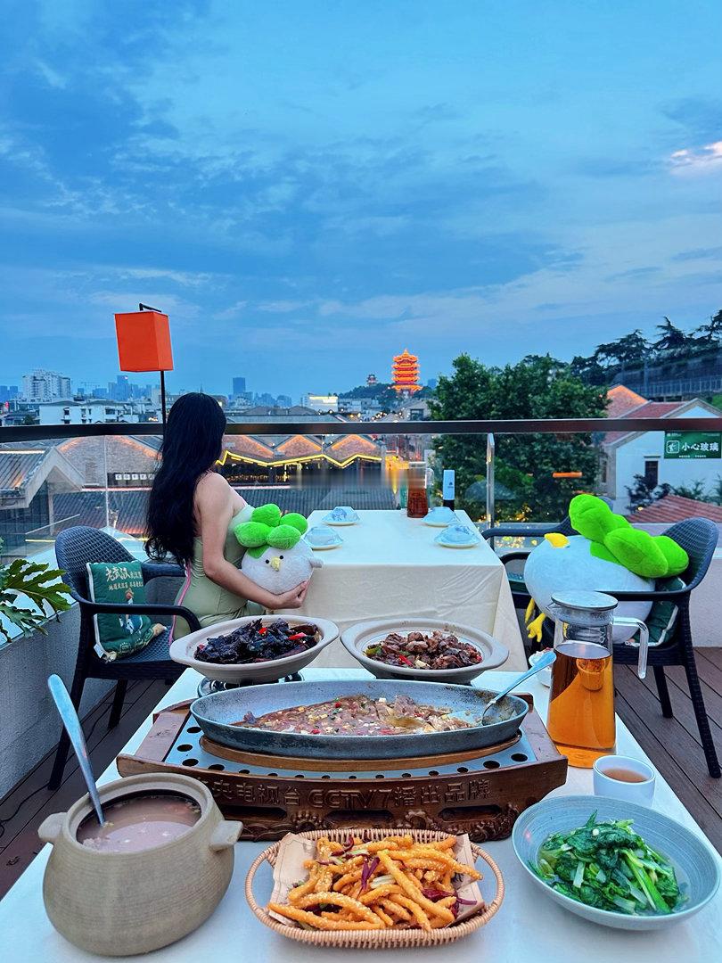 老武汉黄鹤楼店，在斗级营这里四楼露台看黄鹤楼这个机位真不错 还能看到大桥和龟山电