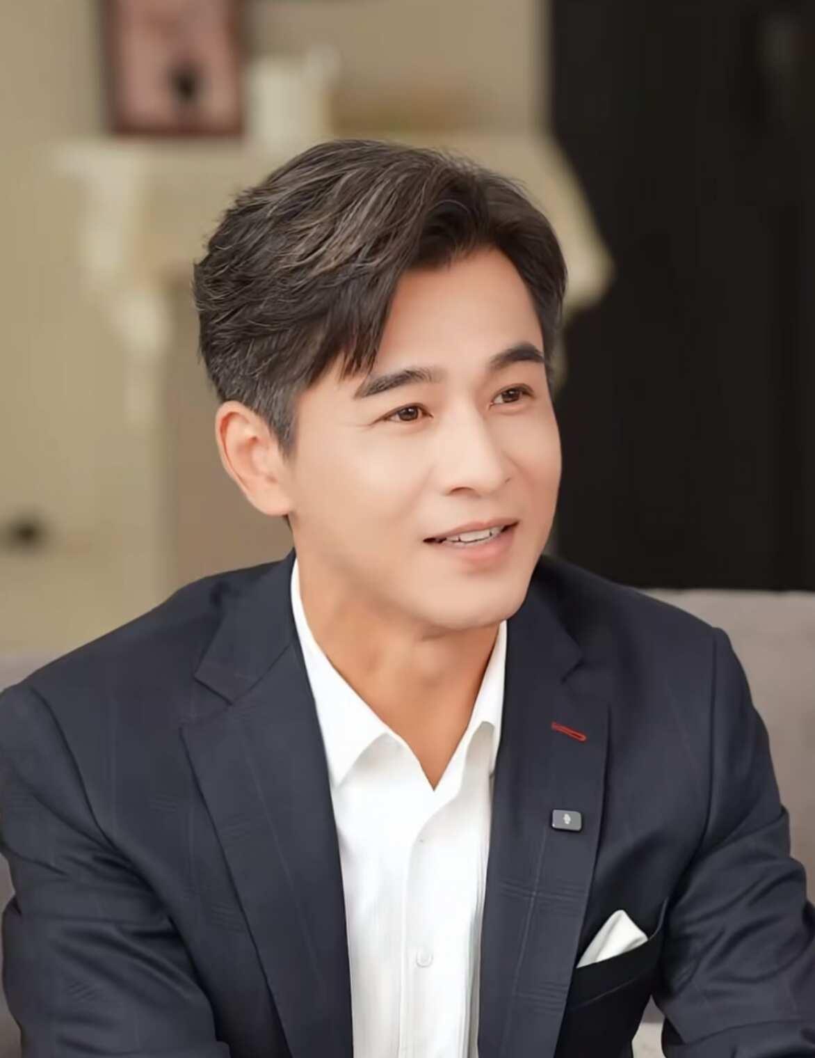 我的乔钻石 你怎么满头白发了
受不了受不了
刷到了乔振宇的视频账号
怎么就这么多