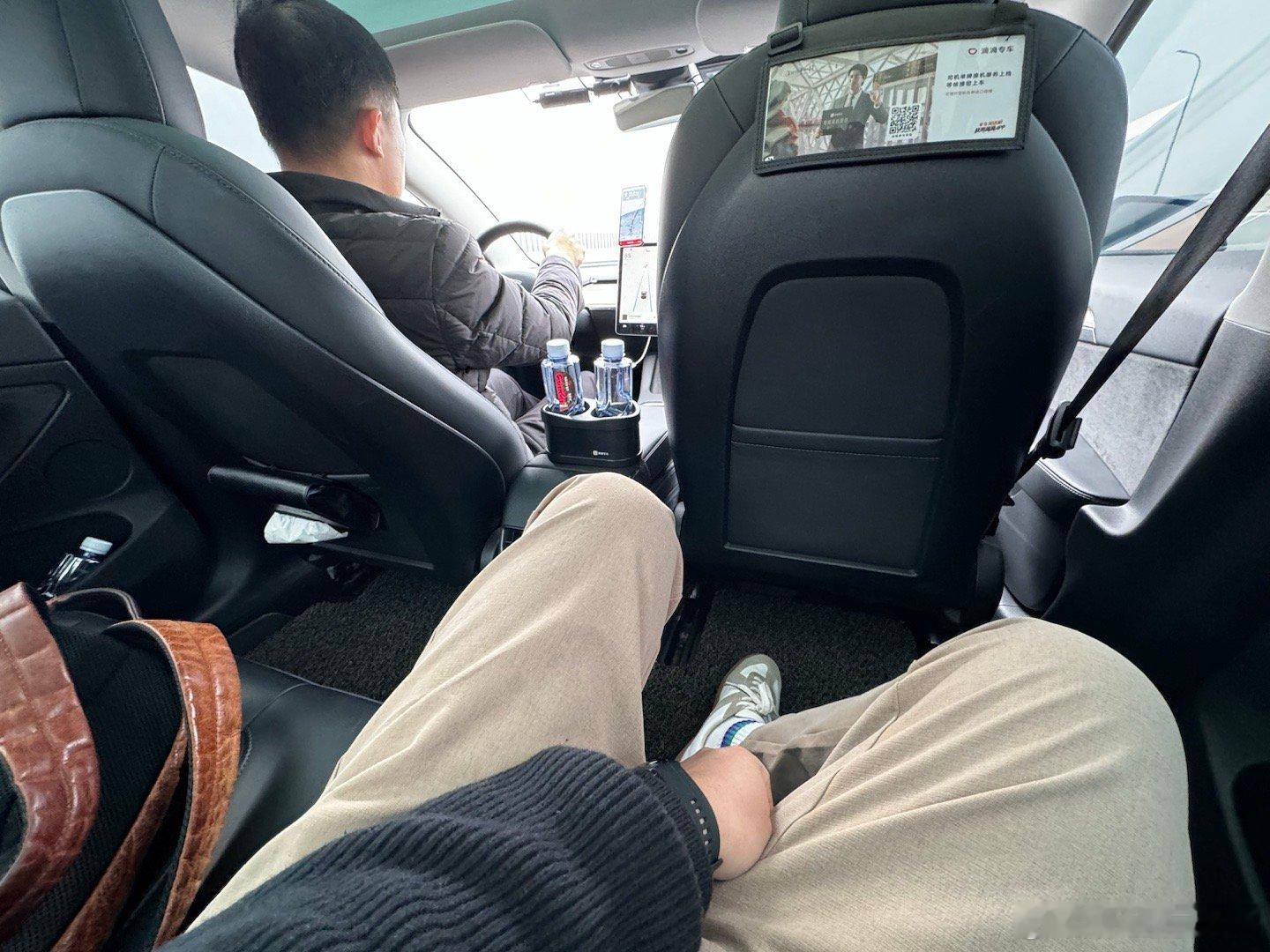 人生第二次滴滴专车遇到特斯拉Model 3，总感觉这车和专车没啥联系，坐在后座，