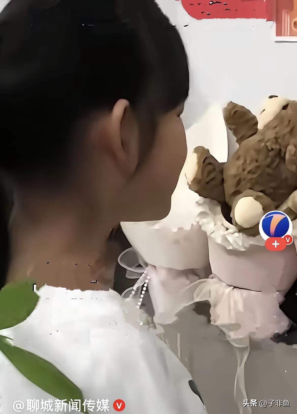 近日，山东聊城一初中女孩跟爸爸撒娇商量：“爸，我闺蜜爸妈不在家，她一个人害怕，我