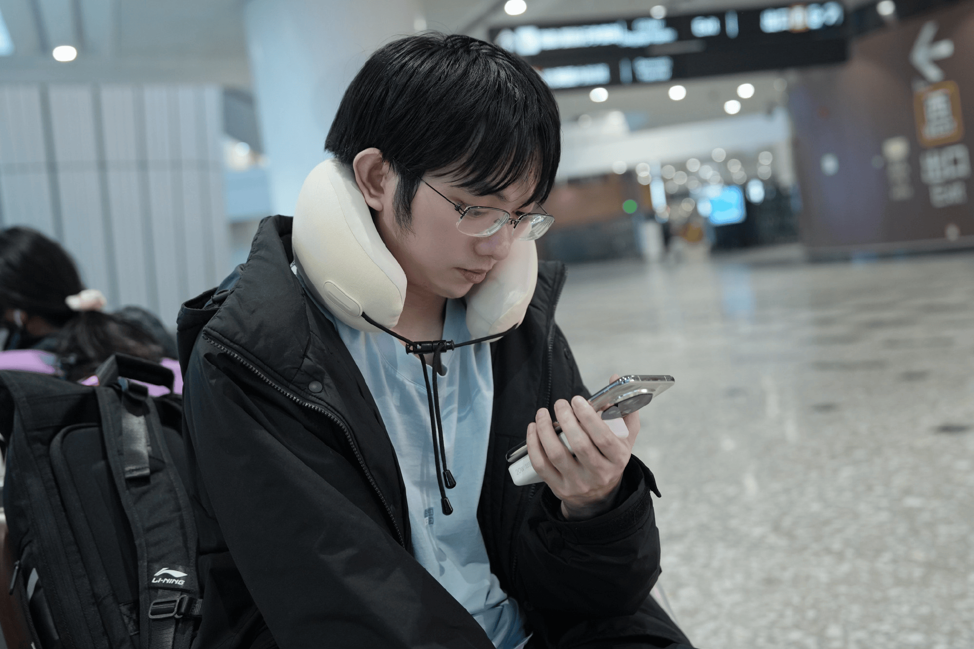 抵达北京，AL分享选手在机场照片：孩子们抵达！