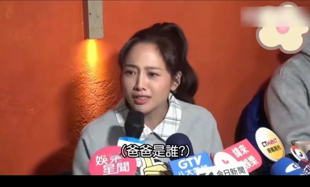 一个女人自己生的小孩，但是连孩子的爸爸是谁都不知道，好神奇的思维。
记者问吴映洁