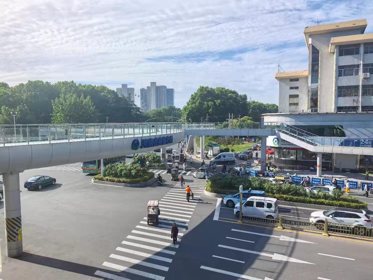 老城解放路，尽头火车站
站在安阳市人民公园西大门的河南农商银行天桥上，向西远眺，