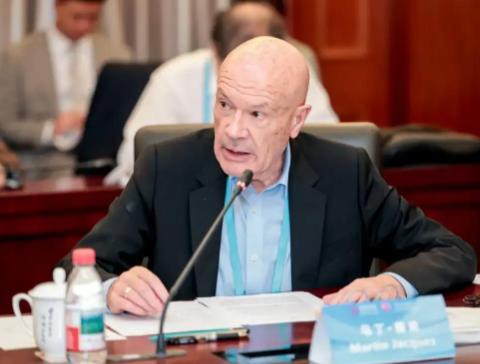 太逗了，一位英国老先生仅凭一句话，就让美国哑口无言。他直言，一个靠发战争财起家、