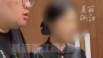 餐馆女服务员工作时遭客人搂腰！老板硬气报警：我不帮她，就没有人可以帮她了

20