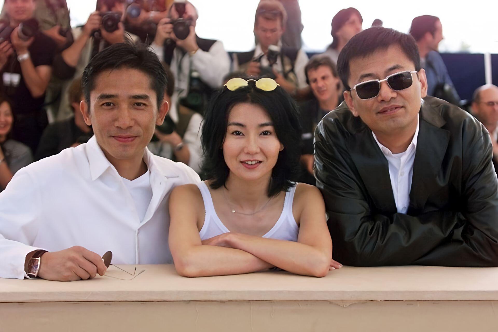 王家卫梁朝伟张曼玉当年在电影节的合照。2000年，第53届戛纳国际电影节上，电影