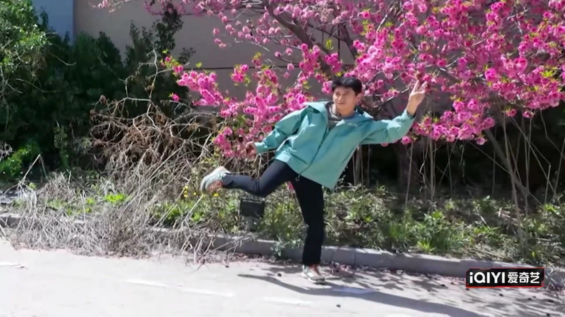 #吴奇隆邢傲伟到了拍花开富贵的年龄了#这拍摄角度也是太绝了，每一个动作都憨憨的，