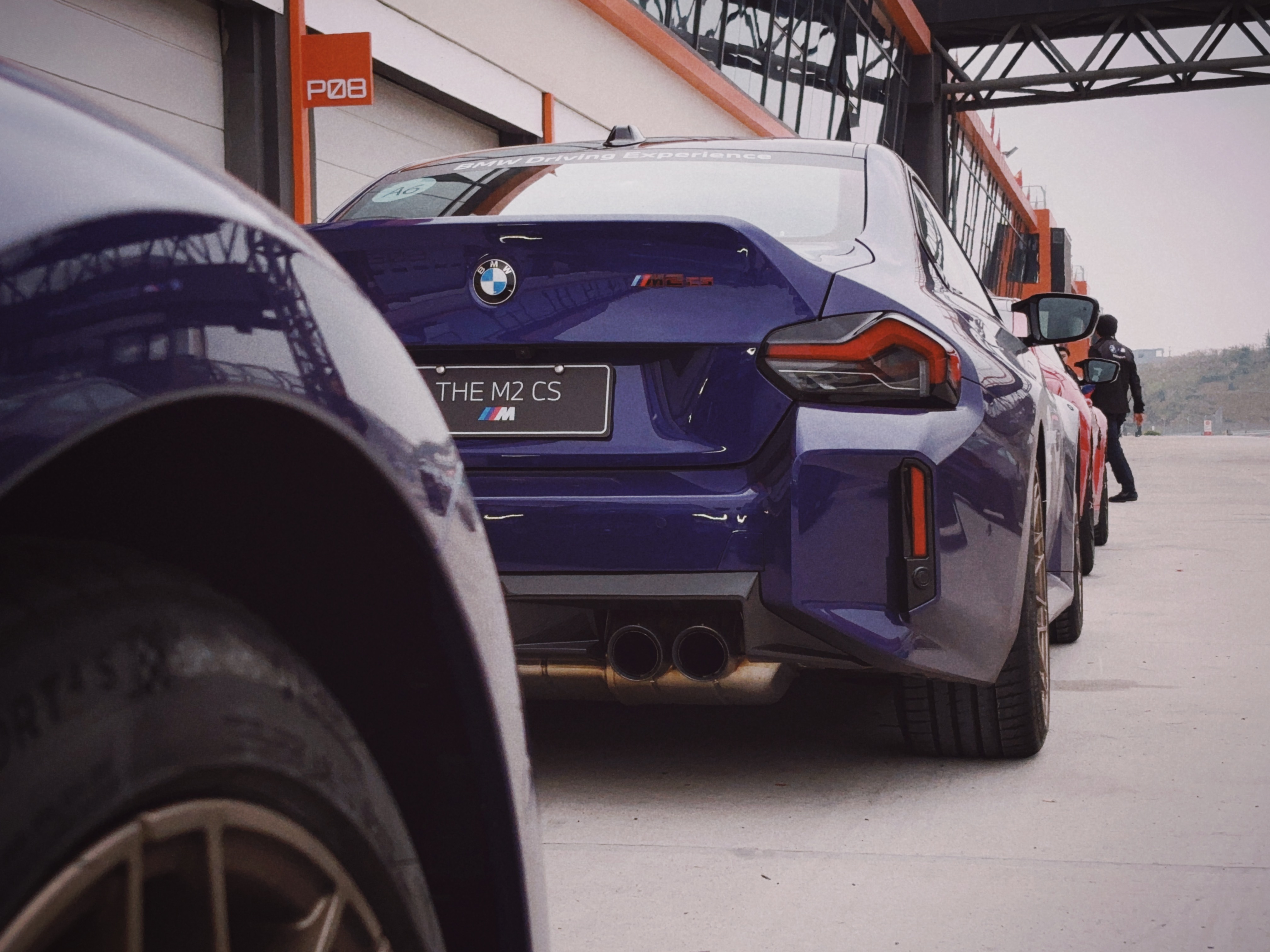 BMW M2 CS开起来真的太棒了！特别是在同一条赛道开完M3、M4之后，你就会