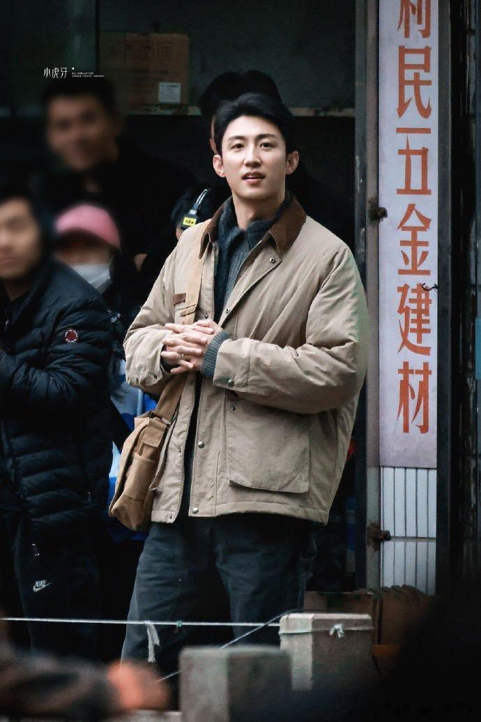 黄景瑜 奋斗文学黄景瑜穿洗旧棉服的样子也太贴奋斗青年了吧！单手搂人安全感爆棚 