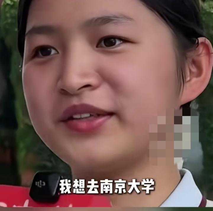 成都，一位超自律高颜值学霸！成绩常年稳居年级第一，这位女生，颜值与实力并存！
