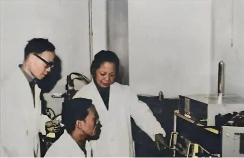 1957年，美国海关私吞了中国女人行李箱里面的6800美金，她却开心地笑了，谁也