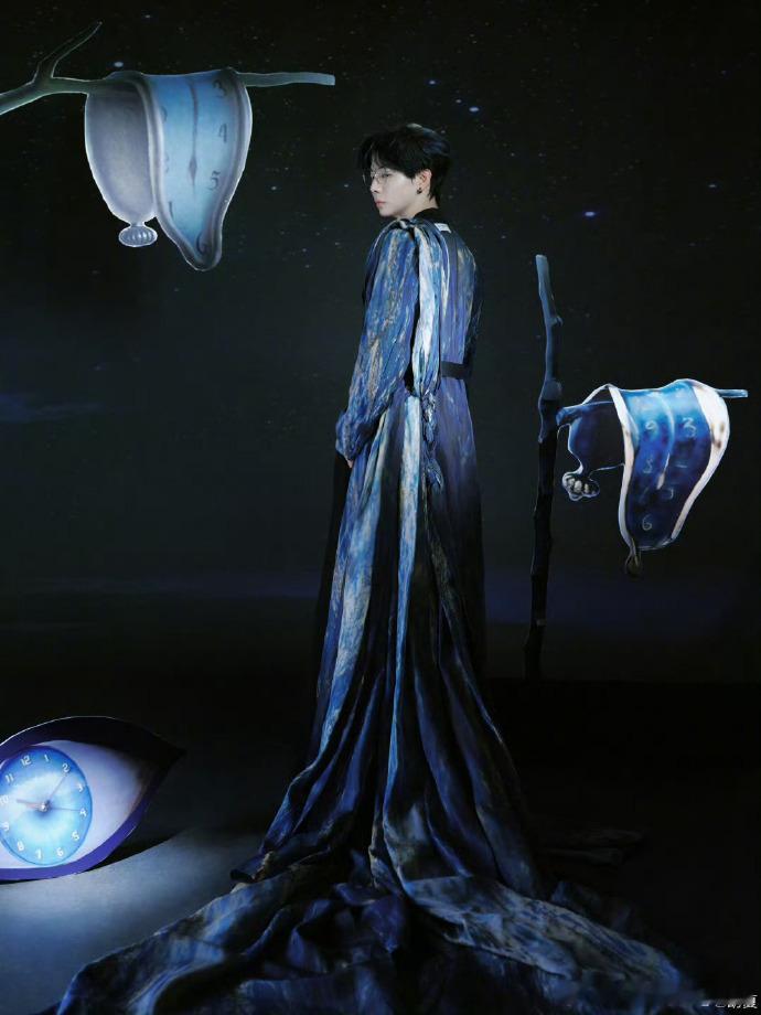 胡夏演唱会上连发三条微博 救命！胡夏演唱会现场已经够嗨了，微博还连发三条福利！无