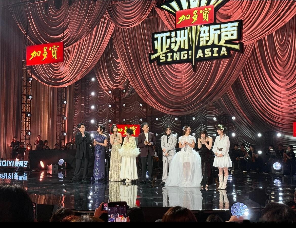 今晚《亚洲新声》总决赛录制，助阵嘉宾：杨宗纬、戴佩妮、黄龄、希林娜依高 ​​​