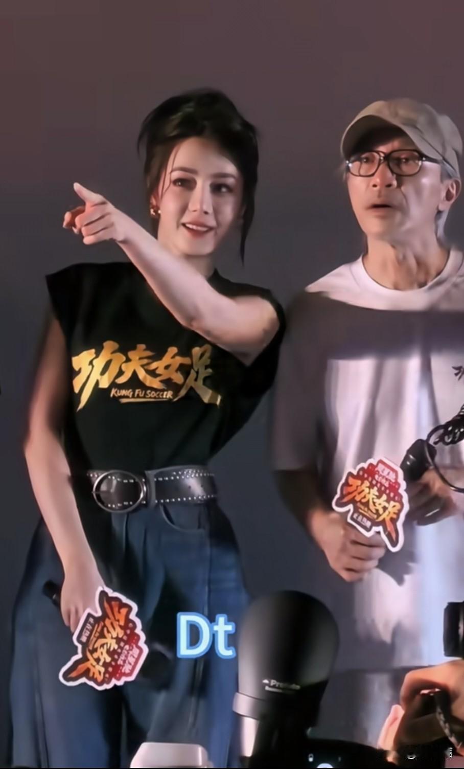 怪不得说要演大导作品，热巴就这样坐收实绩，路演现场乐开了花。
上映不到一天，电影