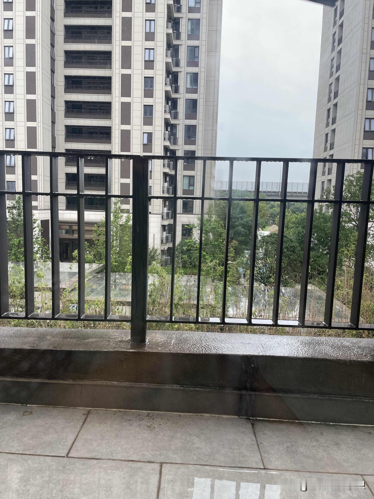 今天又是雨天，女儿从手机上挂了专家号下午一点多去医院，约的车十二点十分的。

早