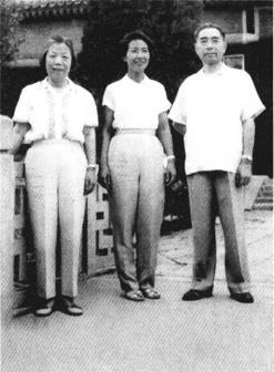 袁雪芬和周恩来、邓颖超在一起