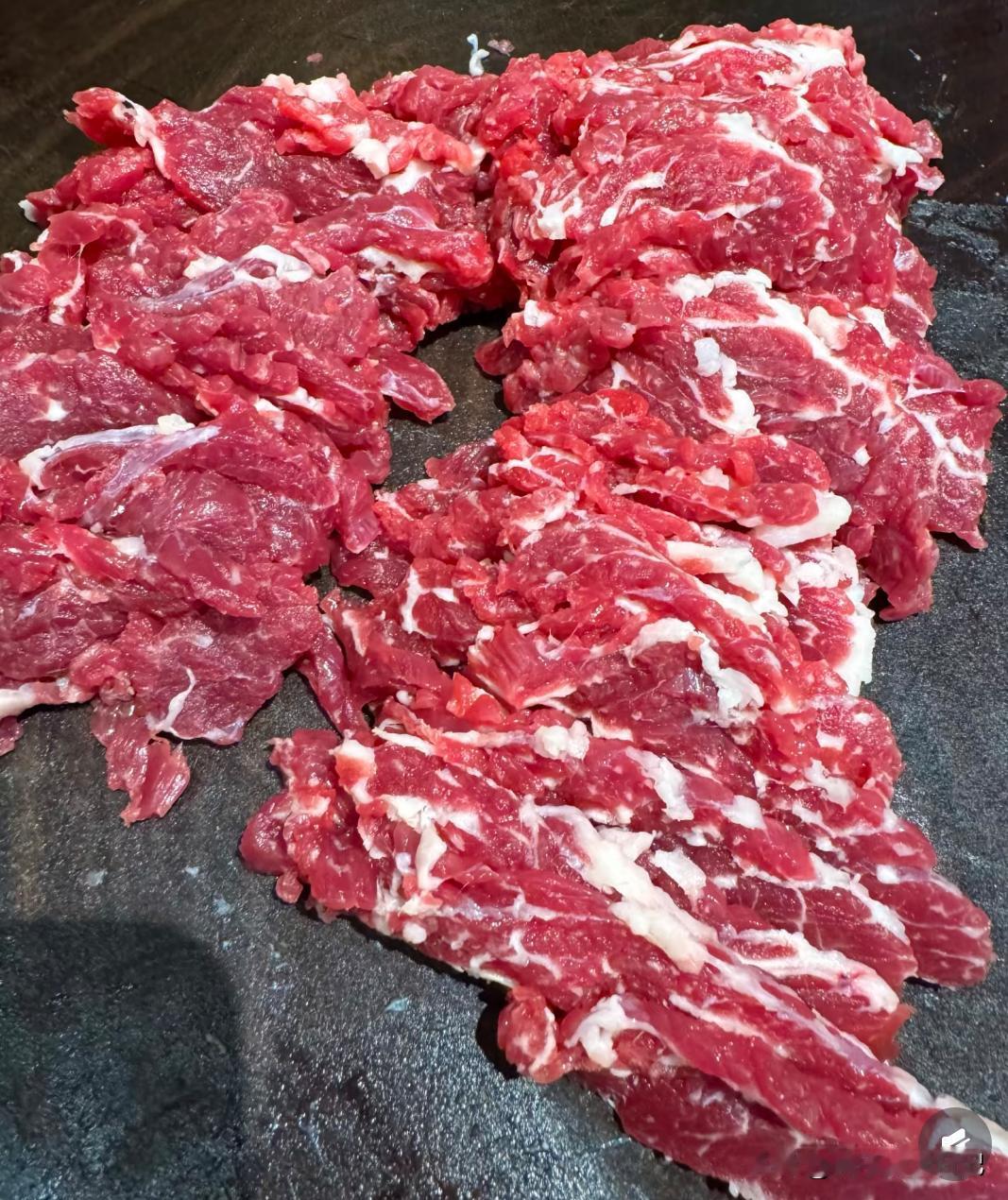为什么现在买熟食的少了？
行家：一斤鲜牛肉，煮出一斤半，啥原因？
以前熟食摊前总