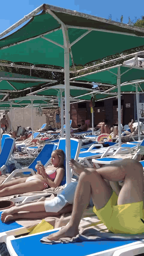 欧美国家热衷于沙滩日光浴，原因还挺多。一方面，这是放松身心的绝佳方式。想象一下，