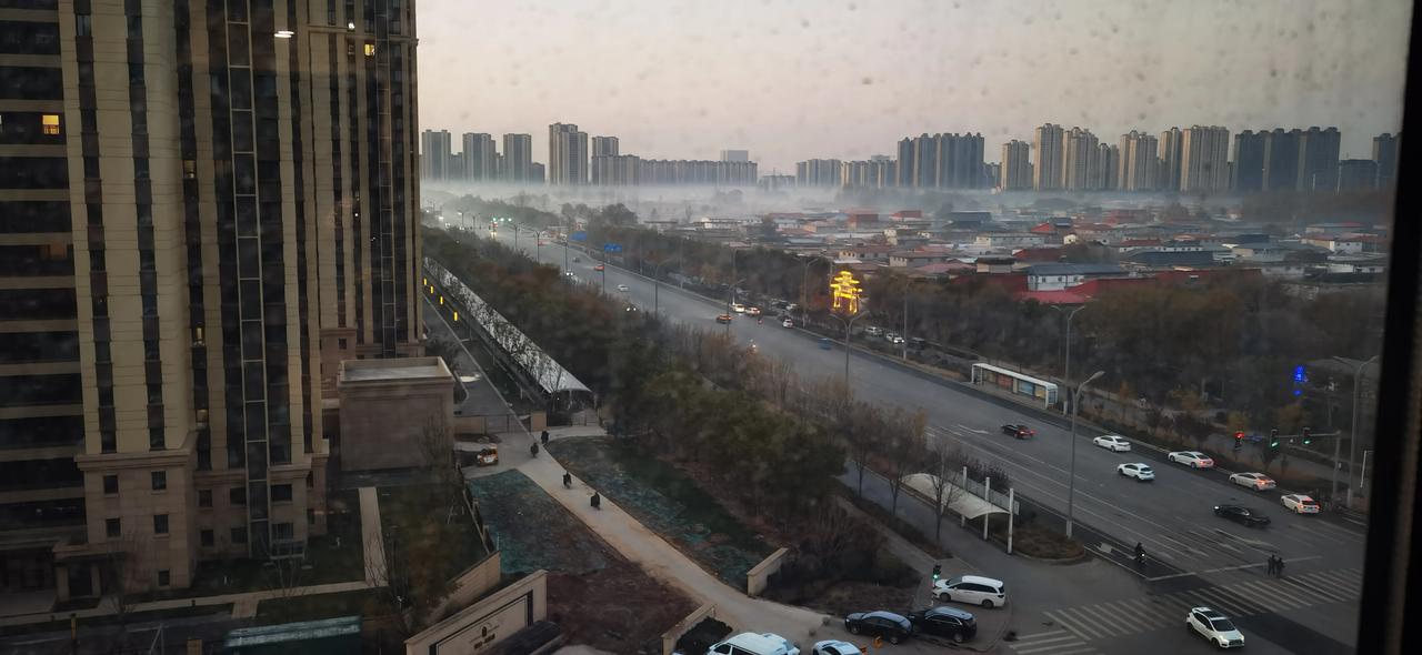 冬日生活打卡季远处的一抹雾气，为冬天的早上增加了些意境。