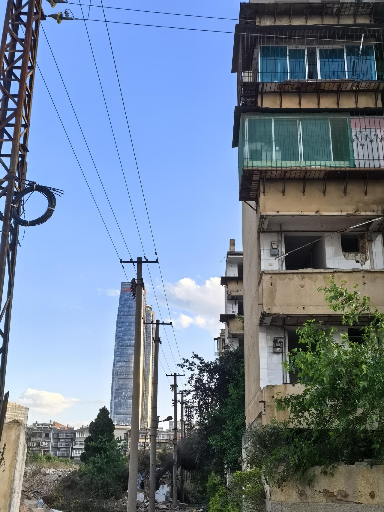 海埂路豆腐营这边的城中村，拆除得差不多了，还是有几家没有撖走，先掖走的应该是住上