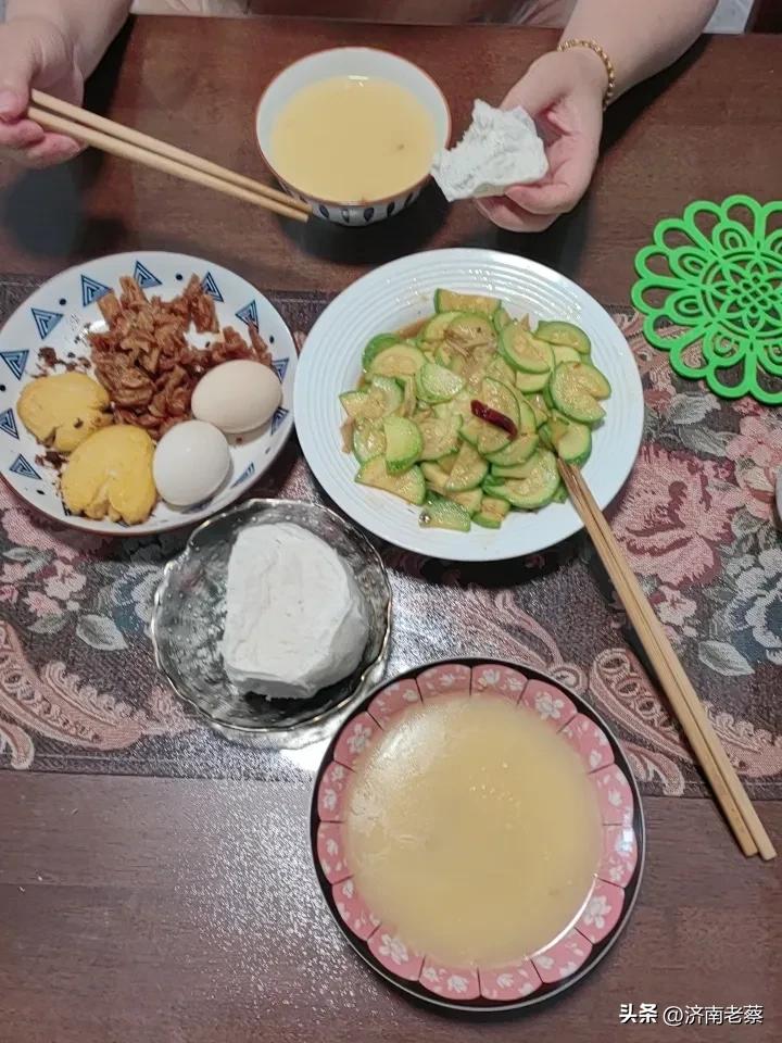 生活简简单单
 
生活不必繁复，简简单单，就很心安。
 
清晨有光，傍晚有风，三