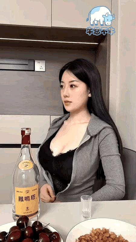 好家伙，这哥们儿一看就是酒桌上的“扛把子”啊！[赞][赞][赞]
说实话，咱平时