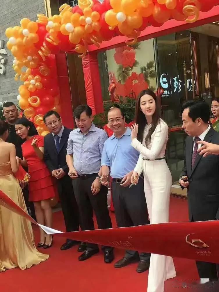 刘亦菲站在普通人中间，真的是一眼万年。
这大概就是仙女气质！