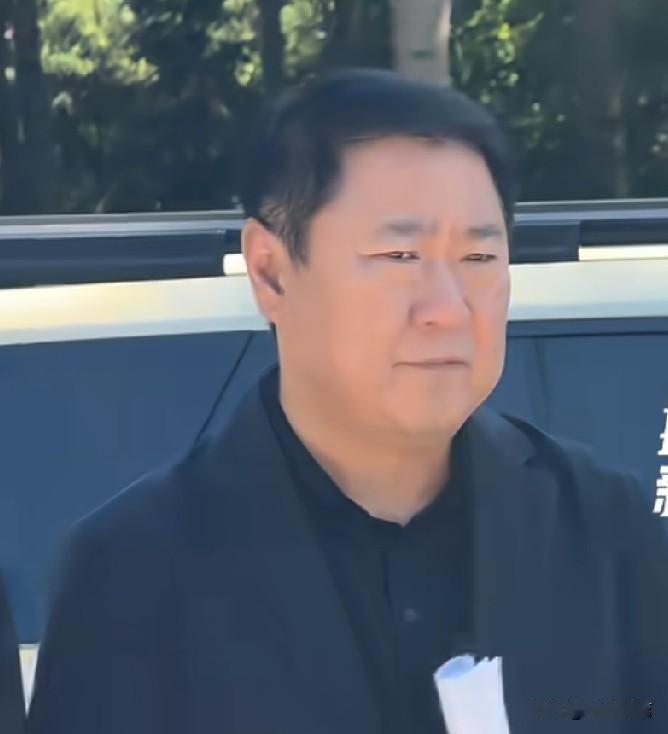 博纳影业沈阳分公司成立，董事长于冬领着一众演员到场祝贺，有王雷、张翰、连奕名等。