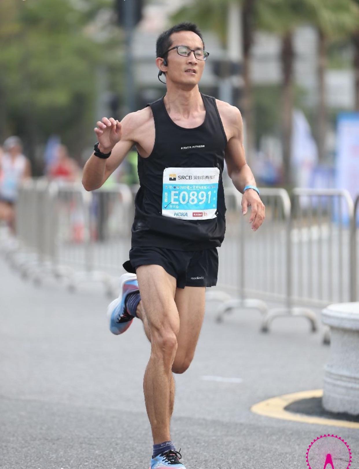 第一次报名参加马拉松比赛，跑得我好辛苦。今年的深圳宝安马拉松是我第一次报名参赛，