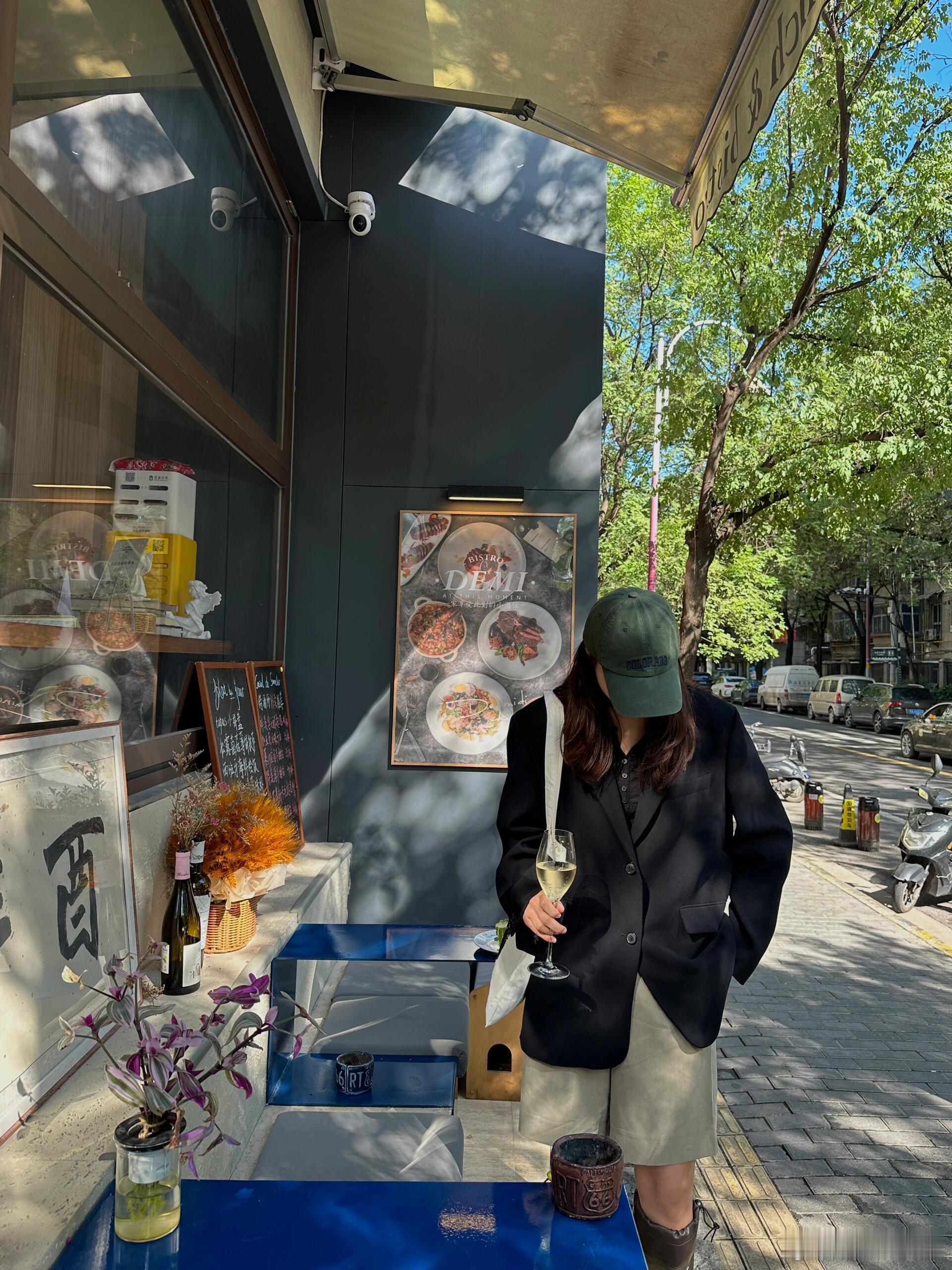 🚶放假第一天！爱溜的街walk在安定门下车-酉半吃饭-城墙边溜达-看展真的人少